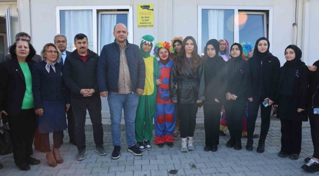 Hatay'da kız öğrencilerin diktikleri kıyafetler ve kuklalar çocuklara hediye edildi