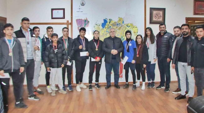 Kozan'da başarılı boksörleri Başkan Özgan ödüllendirdi