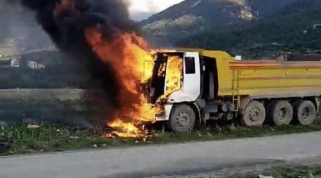 Osmaniye'de seyir halindeki hafriyat kamyonu yandı