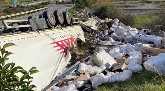 Plastik malzeme yüklü tır devrildi: 1 yaralı