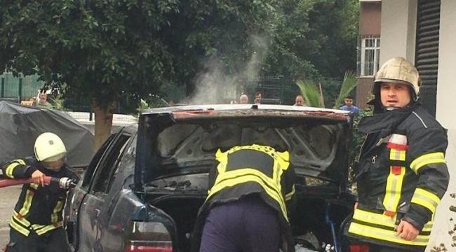 Yanan otomobili balkondan kovayla su dökerek söndürmeye çalıştı