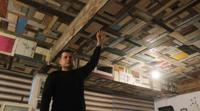 500 enkazdan topladığı 5 bin parça ahşabı ofisinin tavanında sanat eserine dönüştürdü