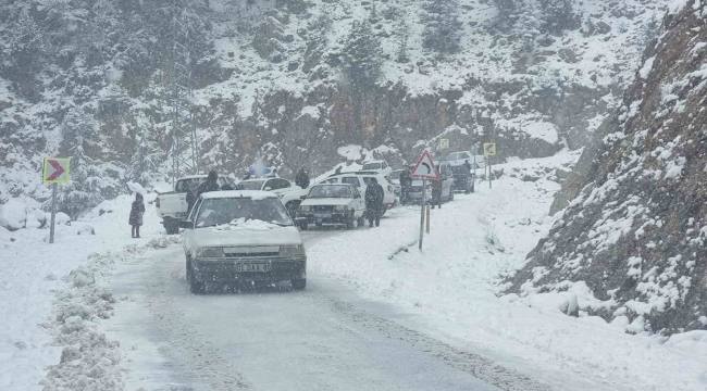 Adana'da karda mahsur kalan araçlar kurtarıldı