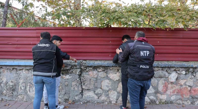Adana'da narkotik polisinden okul önünde uygulama