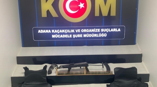 Adana'da polis evde uzun namlulu silah ve çelik yelek ele geçirdi