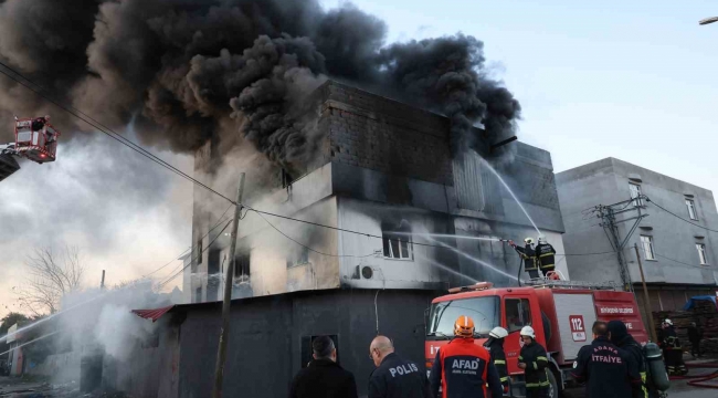 Adana'da sünger deposu yangında kül oldu