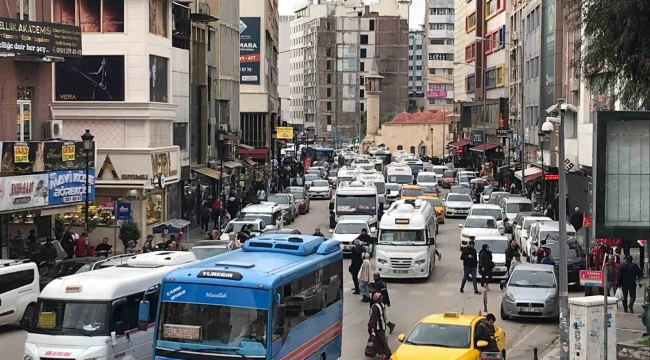 Adana'da taşıt sayısı arttı, korna sesi çileye döndü