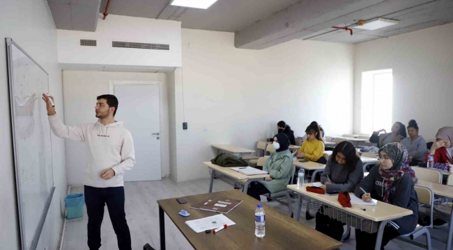 Akdeniz Belediyesi Etüt Merkezi, gençleri üniversiteye hazırlıyor