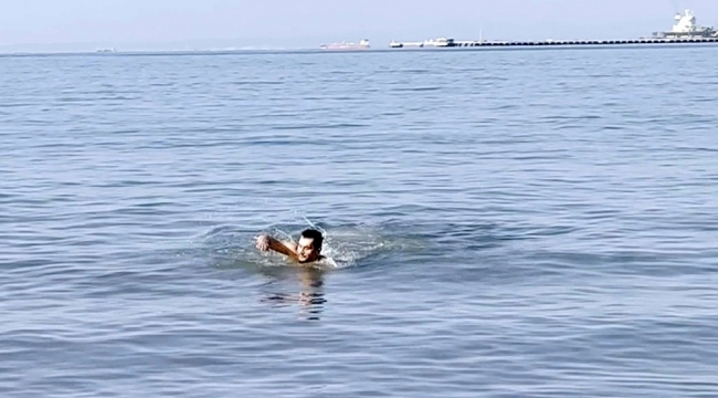 Akdeniz'in serin sularında Ocak güneşinin tadını çıkardı