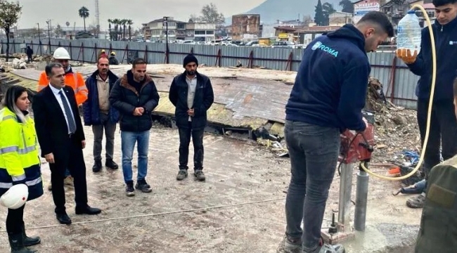 Antakya Kaymakamı Akdaş, depremde yıkılan tarihi meclis binasında yürütülen çalışmaları yerinde inceledi