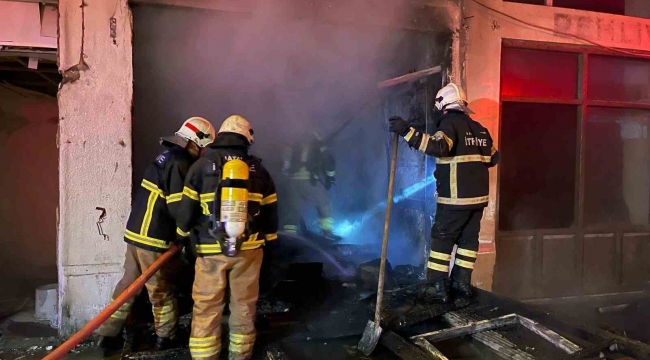 Antakya'da alev alev yanan iş yeri kullanılmaz hale geldi