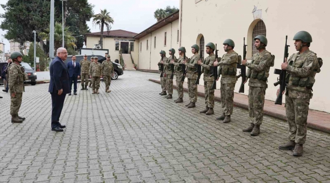 Bakan Güler, 2'nci Hudut Alay Komutanlığı'nda incelemelerde bulundu