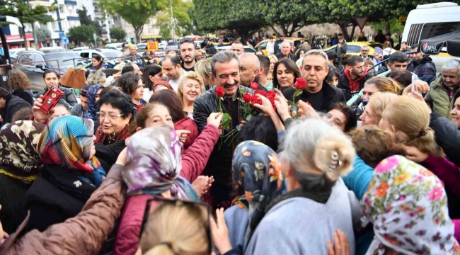 Belediye Başkanı Çetin, kadınlara gül dağıttı