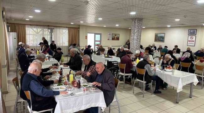 Cihangir'den huzurevinde kalan yaşlılara kebap