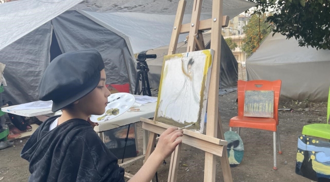 Deprem evini yıksa da hayallerini yıkamadı: 10 yaşındaki ressam eserlerini çadırda çiziyor