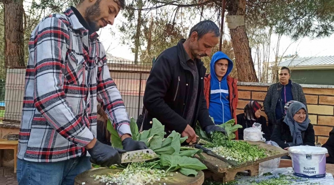 Depremde iş yeri yıkıldı, tirşik çorbasıyla ayakta kalmaya çalışıyor