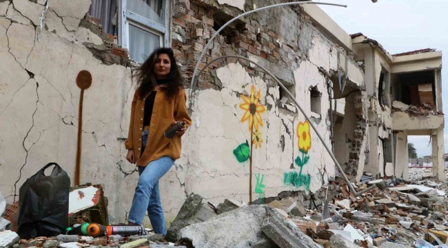 Enkaz kentin duvarları kadın eliyle renklendi