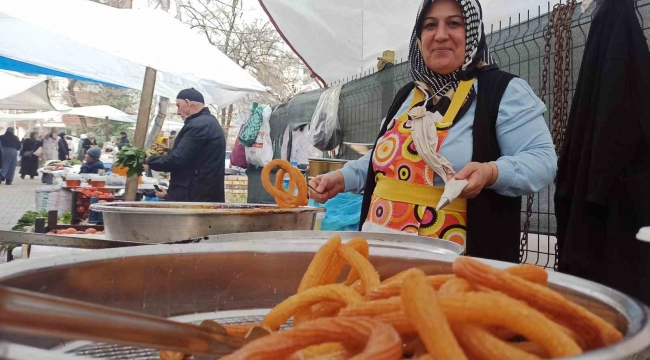 Halka tatlısı yapıp satarak aile bütçesine katkı sağlıyor