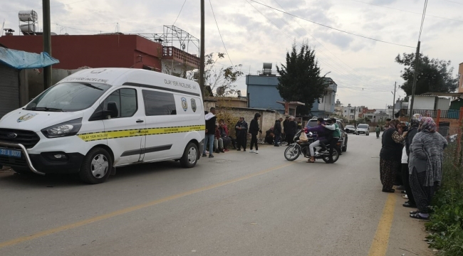 Hamile karısını satırla öldürdü, torununu alıp kaçtı