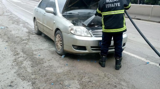 Hatay'da aracın motor kısmında meydana gelen yangını itfaiye söndürdü