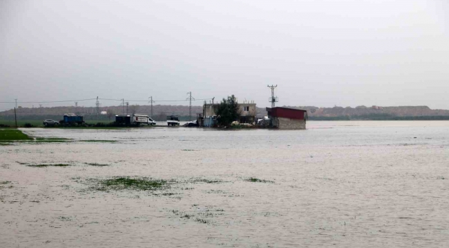 Hatay'da aşırı yağışlarla birlikte Amik Ovası sular altında kaldı