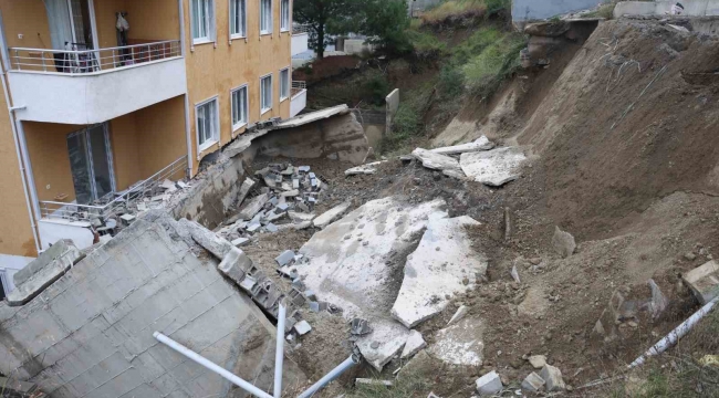 Hatay'da aşırı yağmur nedeniyle 5 katlı binanın istinat duvarı çöktü