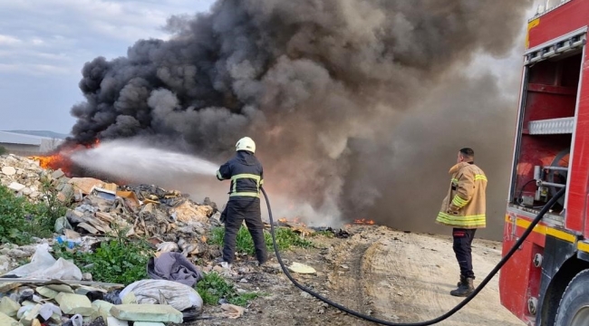 Hatay'da çöp yangınını itfaiye ekipleri söndürdü