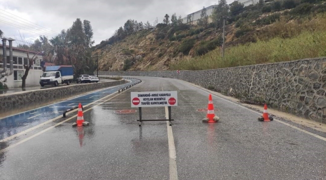 Hatay'da sahil yolu heyelan nedeniyle ulaşıma kapandı