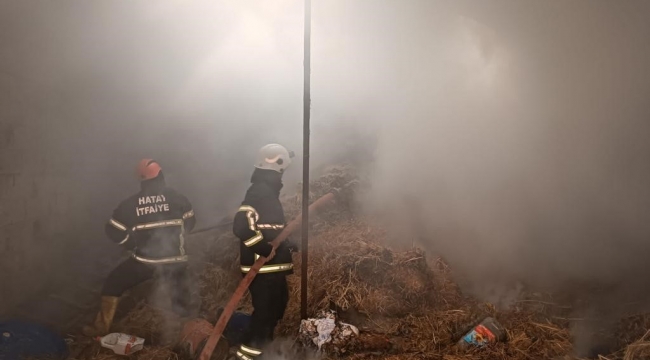 Hatay'da samanlık yangınına itfaiye ekiplerinden müdahale