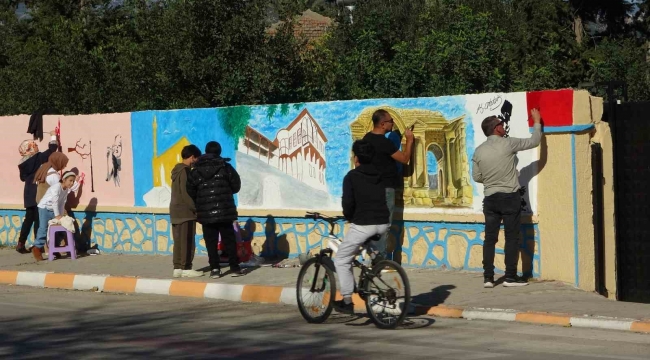 İlçeyi güzelleştirmek isteyen gönüllüler bir oldu, mahalle sanat sokağına döndü