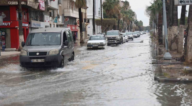 İskenderun'da sağanak yağışlar esnafı olumsuz etkiledi