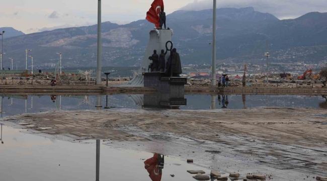 İskenderun'da suların çekilmeye başlamasıyla vatandaşlar hafta sonunun keyfini çıkarıyor