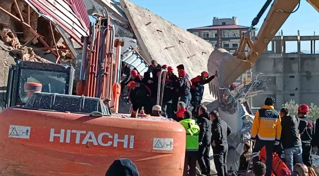 Kahramanmaraş'ta hasarlı bina yıkımı sırasında operatör enkaz altında kaldı