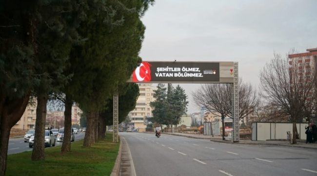 Kahramanmaraş'ta led ekranlarda "Şehitler Ölmez Vatan Bölünmez" mesajı