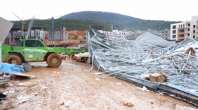 Kuvvetli fırtına şantiye alanındaki çatıları uçurdu: 2 kişi yaralandı, 2 araç zarar gördü