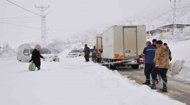 Mersin'de kar yağışı: Karaman yolu büyük araçlara kapatıldı