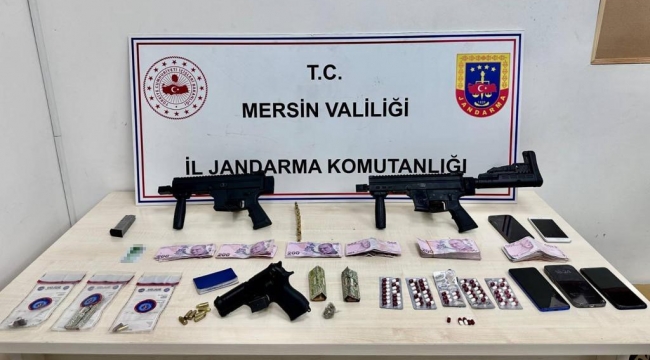 Mersin'de makinalı silahlarla yakalanan 2 şüpheli tutuklandı