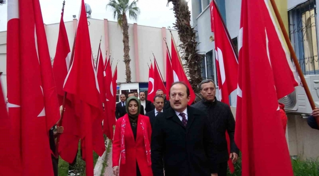 Mersin'de şehitler okullarda anıldı, bayrak gençlere teslim edildi