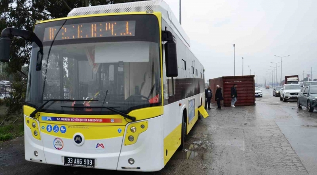 Mersin'de tırın üzerinden düşen konteyner belediye otobüsüne çarptı