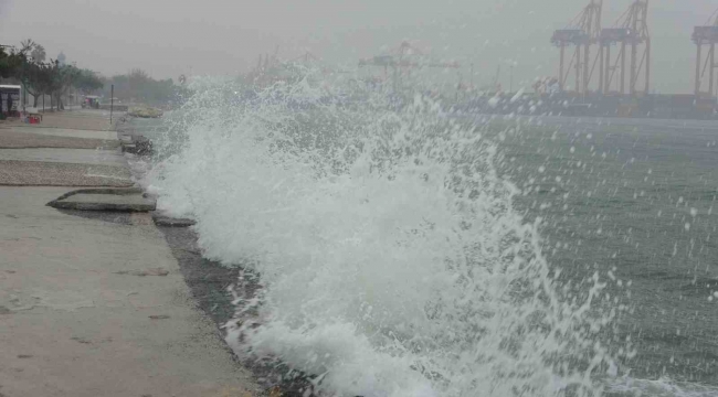 Mersin'de yağışlı hava etkili olmaya başladı, Akdeniz'de hortum çıktı