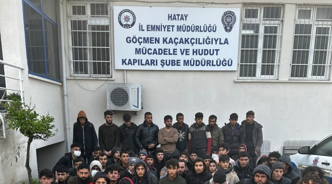 Minibüse ve arkasındaki römorka tıka basa doldurulan 53 kaçak göçmen yakalandı