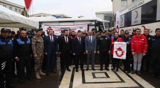 Osmaniye polisi Kızılay'ın 'Birbirimize Candan Bağlıyız' kampanyasına destek verdi