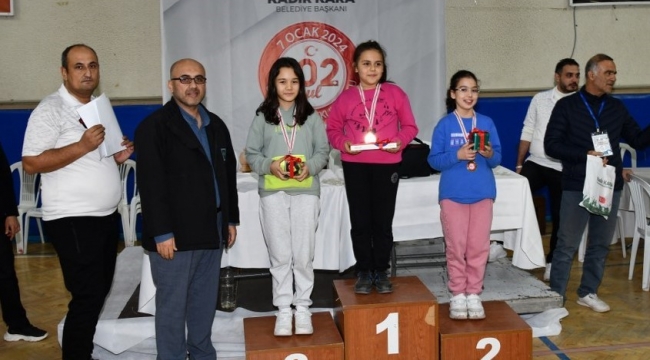 Osmaniye'de 'Kurtuluş Kupası' satranç turnuvası ödülleri verildi