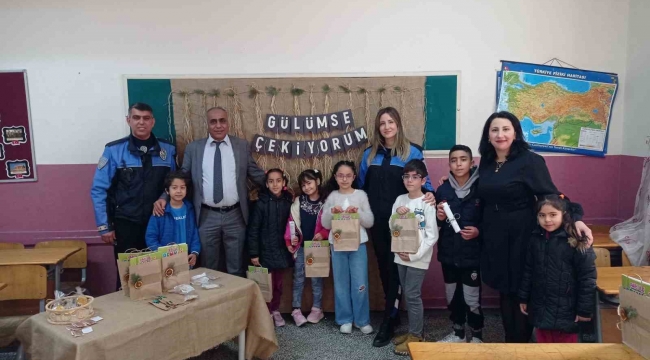 Polis miniklerin karne heyecanına ortak oldu