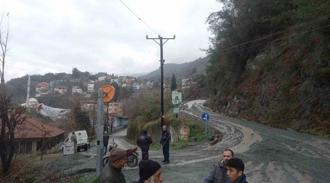 Şiddetli yağış sonrası toprak kayması: Kullanılmayan iki yayla evi zarar gördü