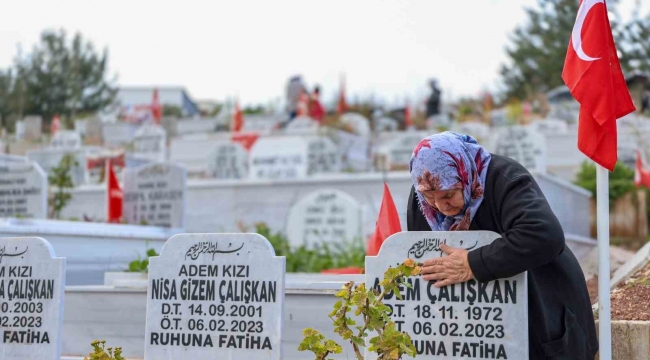 11 kuzusunun mezar taşlarını öpüp okşayarak teselli arıyor