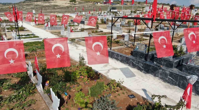 Adana'da deprem mezarlığı Türk bayrakları ile donatıldı