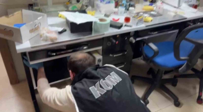 Adana'da kaçak diş polikliniğe operasyon: 2 gözaltı