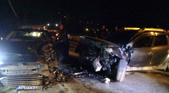 Adana'da otomobiller kafa kafaya çarpıştı: 2 yaralı