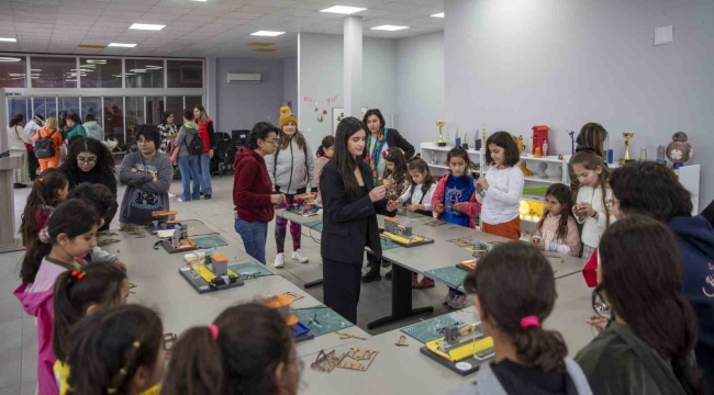 Aileler, sanal gerçekliğin sınırlarını çocuklarıyla birlikte keşfetti